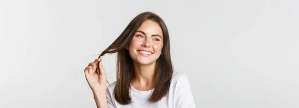 Retrato Chica Hermosa Coqueta Jugando Con Pelo Sonriendo Cámara Coqueta —  Fotos de Stock