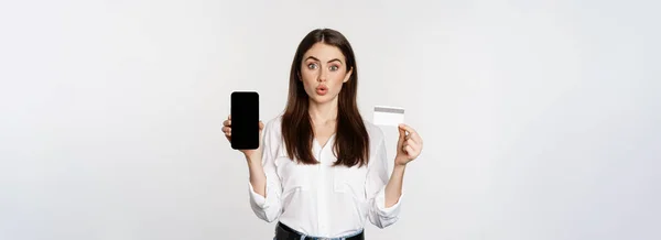 Happy Woman Showing Credit Card Smartphone Screen Concept Online Shopping — Stockfoto