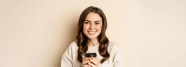 Piękna Autentyczna Kobieta Uśmiechnięta Trzymająca Ciepły Kubek Kawy Wyglądająca Szczęśliwą — Zdjęcie stockowe