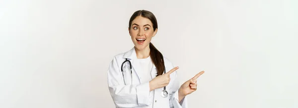 Zaskoczony Lekarz Lekarz Wytykający Palcami Lewo Patrzący Baner Logo Pokazujący — Zdjęcie stockowe