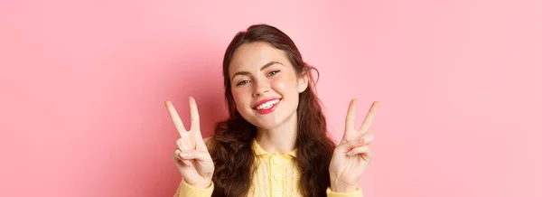 Primo Piano Bella Giovane Donna Che Mostra Pace Segno Sorridente — Foto Stock