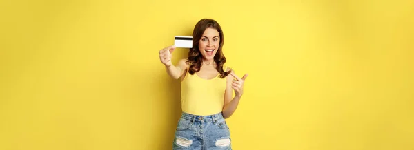 Portrait Brunette Girl Showing Her Credit Card Smiling Wearing Summer — Fotografia de Stock