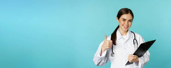 Mujer Doctora Sonriente Confiada Médico Mostrando Los Pulgares Hacia Arriba — Foto de Stock