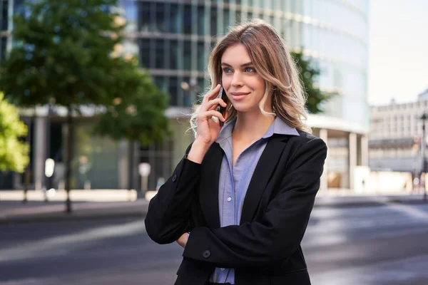 Portrait Successful Businesswoman Company Ceo Walks Street Makes Phone Calls — Stock Photo, Image