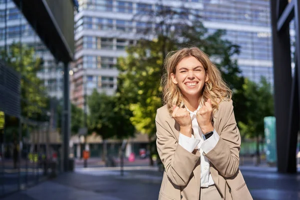 Mujer Negocios Emocionada Dama Oficina Traje Regocijo Pie Calle Celebrando — Foto de Stock