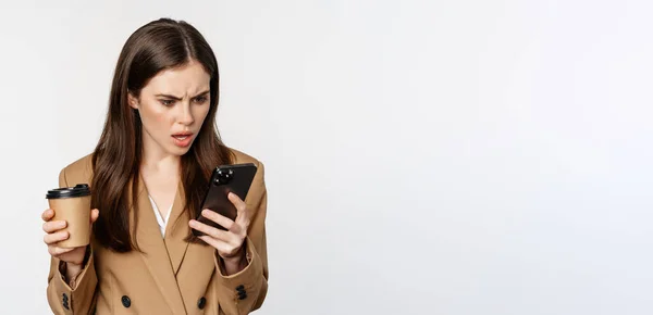Frustrated Business Woman Looking Shocked Mobile Phone Holding Takeout Coffee —  Fotos de Stock
