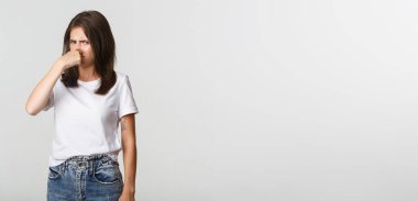 İğrenç kadın burnunu kapattı ve kötü kokudan rahatsız oldu..