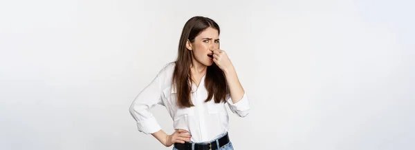 Disgusted Adult Woman Years Old Shut Nose Dislike Disgust Bad — ストック写真
