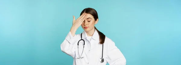 Portrét Otrávené Unavené Ženy Lékař Facepalm Zvlněné Oči Frustrovaný Obtěžoval — Stock fotografie