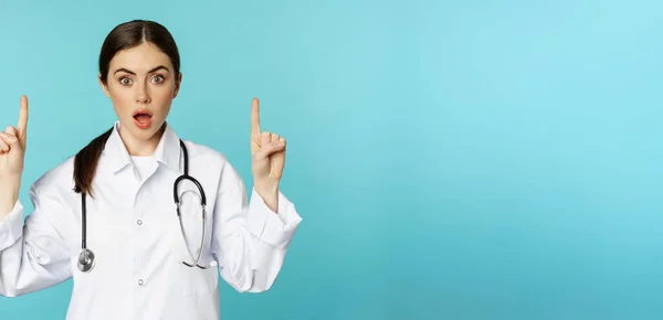 Portrait Surprised Young Doctor Female Medical Worker Pointing Fingers Gasping — Fotografia de Stock
