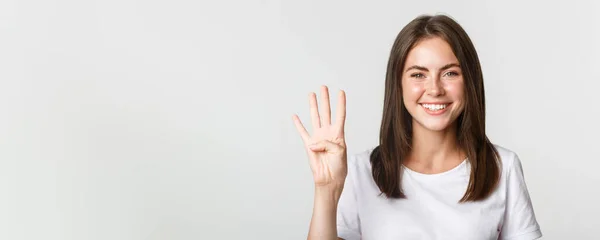 Primer Plano Alegre Mujer Joven Atractiva Sonriendo Mostrando Cuatro Dedos — Foto de Stock