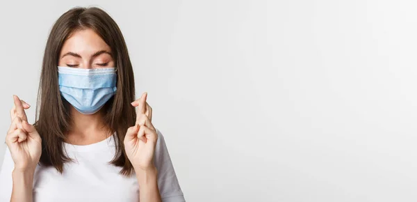 Covid Conceito Saúde Distanciamento Social Close Menina Bonita Esperançosa Máscara — Fotografia de Stock