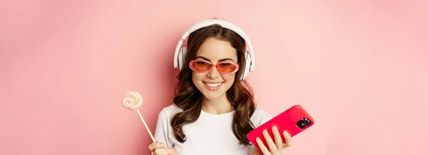 Close Portrait Stylish Glamour Girl Beautiful Woman Headphones Listening Music — Foto Stock