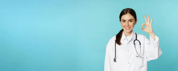 Porträtt Nöjd Leende Läkare Kvinnlig Läkare Visar Okej Noll Inga — Stockfoto