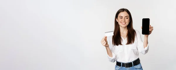 Портрет Жіночої Моделі Показує Кредитну Картку Екраном Смартфона Рекомендує Додаток — стокове фото