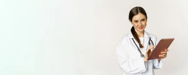 Γιατρός Λευκό Παλτό Χρησιμοποιώντας Ψηφιακή Ταμπλέτα Ανάγνωση Ιατρικών Δεδομένων Σχετικά — Φωτογραφία Αρχείου
