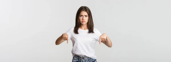 Triste Sombría Chica Morena Enfurruñada Señalando Con Los Dedos Hacia —  Fotos de Stock