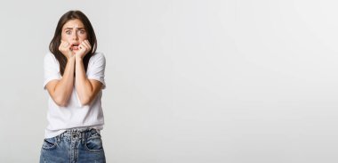 Korkmuş genç bir kadın korkmuş, bağırıyor ve nefes nefese..