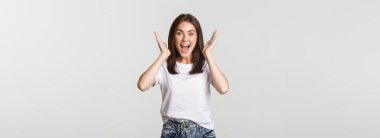 Heyecanlı, mutlu, sevinçli, neşeli genç bir kadın..