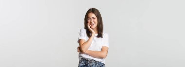 Şımarık bir kızın portresi, aptalca gülüyor..