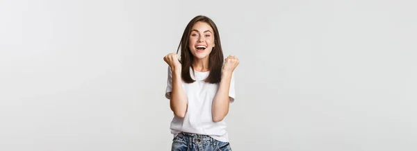 Alegre Atraente Morena Menina Punho Bomba Sorrindo Com Alegria Ganhando — Fotografia de Stock