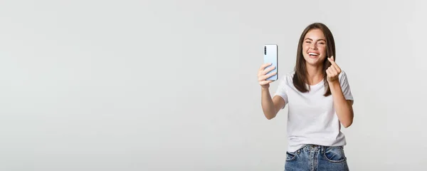 Felice Bella Giovane Donna Mostrando Gesto Del Cuore Prendendo Selfie — Foto Stock