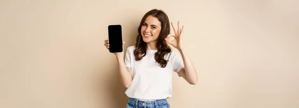 Sorrindo Menina Feliz Mostrando Tela Telefone Móvel Aplicativo Smartphone Recomendando — Fotografia de Stock