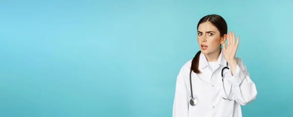 Image Confused Woman Doctor Cant Hear You Holding Hand Ear — Stock Photo, Image