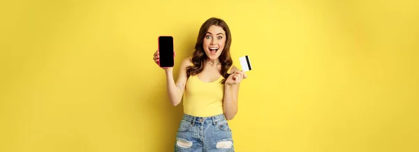 Enthusiastic Modern Woman Showing Smartphone Screen Holding Credit Card Smiling — Fotografia de Stock