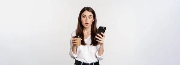 Portrait Young Woman Looking Surprised Checking Mobile Phone Holding Takeout — Foto de Stock
