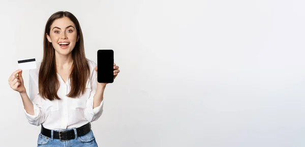 Szczęśliwa Kobieta Pokazuje Kartę Kredytową Ekran Smartfona Koncepcja Zakupów Online — Zdjęcie stockowe