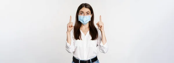 Porträtt Företagskvinna Ansiktet Medicinsk Mask Från Coronavirus Peka Finger Upp — Stockfoto