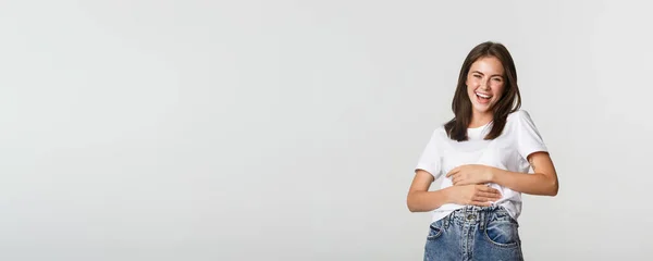 Feliz Hermosa Mujer Riendo Algo Divertido — Foto de Stock