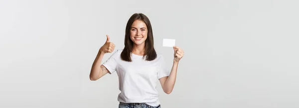 Chica Atractiva Satisfecha Mostrando Tarjeta Crédito Pulgares Hacia Arriba —  Fotos de Stock