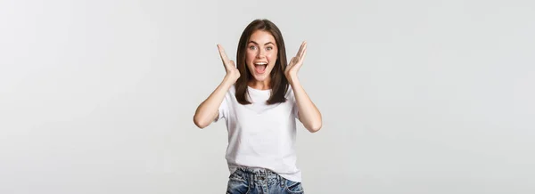 Emocionada Joven Feliz Regocijándose Las Buenas Noticias Sonriendo Alegre — Foto de Stock