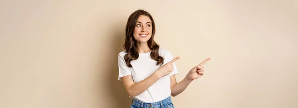 Elegante Joven Mujer Caucásica Sonriendo Señalando Los Dedos Izquierda Mostrando — Foto de Stock