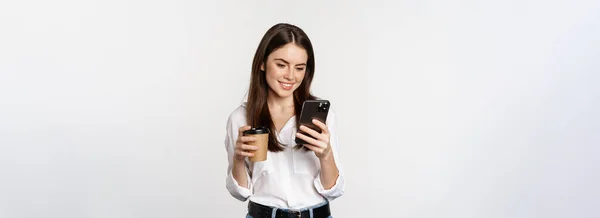 Современная Женщина Смотрит Мобильный Телефон Пьет Чашки Кофе Вынос Стоя — стоковое фото