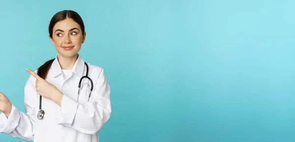 Portrait Travailleur Médical Souriant Fille Médecin Manteau Blanc Avec Stéthoscope — Photo