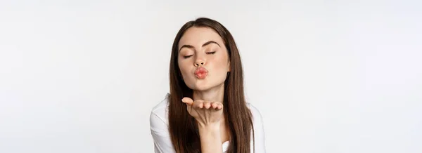 Feminin Kvinna Skicka Luft Kyss Vid Kameran Coquettish Flirtig Pose — Stockfoto