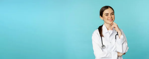 Medisch Personeel Artsen Concept Jonge Glimlachende Vrouwelijke Arts Gezondheidswerker Witte — Stockfoto
