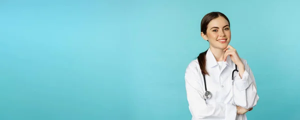 Conceito Pessoal Médico Médicos Jovem Médico Sorridente Profissional Saúde Casaco — Fotografia de Stock