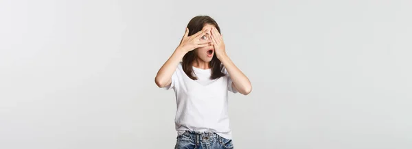 Menina Bonita Curiosa Sorrindo Esperando Surpresa Com Olhos Fechados Espreitando — Fotografia de Stock