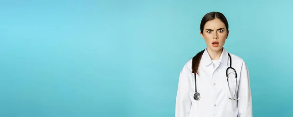 Retrato Médico Mulher Chocada Estagiária Hospital Feminino Casaco Branco Olhando — Fotografia de Stock