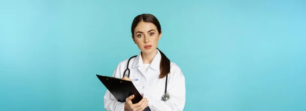 Image Professional Woman Doctor Physician Clipboard Writing Listening Patient Hospital — стоковое фото