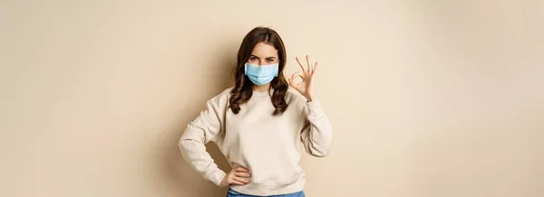 Covid 세계적 유행병 여성은 코로나 바이러스가 의료용 마스크를 — 스톡 사진