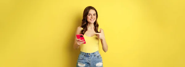 Tecnología Celular Concepto Compras Línea Hermosa Mujer Sonriente Apuntando Con —  Fotos de Stock