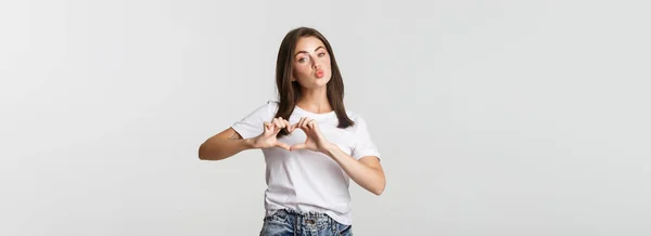 Schöne Brünette Mädchen Schmollen Für Kuss Und Zeigt Herz Geste — Stockfoto