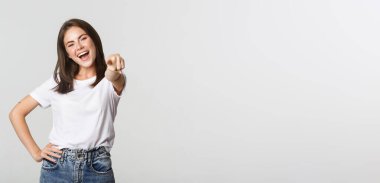 Gülümseyen esmer kız kamerayı işaret ediyor, seni tebrik ediyor, seçim yapıyor..