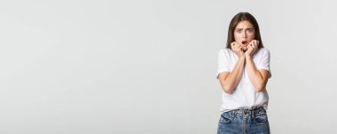 Korkmuş ve dehşete düşmüş genç bir kadının portresi..