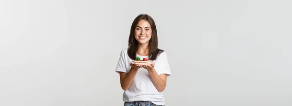 Menina Morena Atraente Sorrindo Feliz Segurando Bolo Placa — Fotografia de Stock